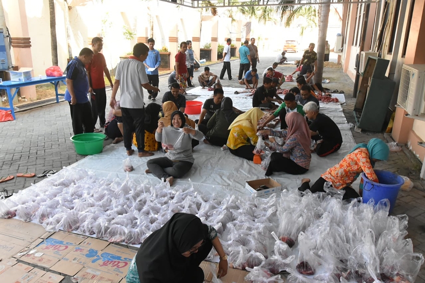 Daging yang sudah dipotong siap dibagikan