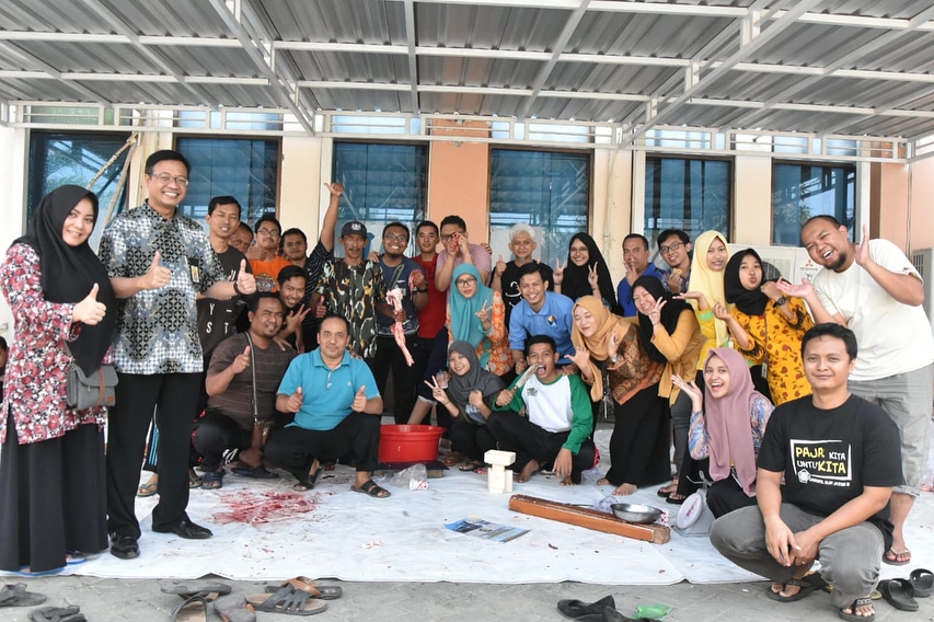 sesi foto bersama seluruh panitia penyembelihan hewan qurban
