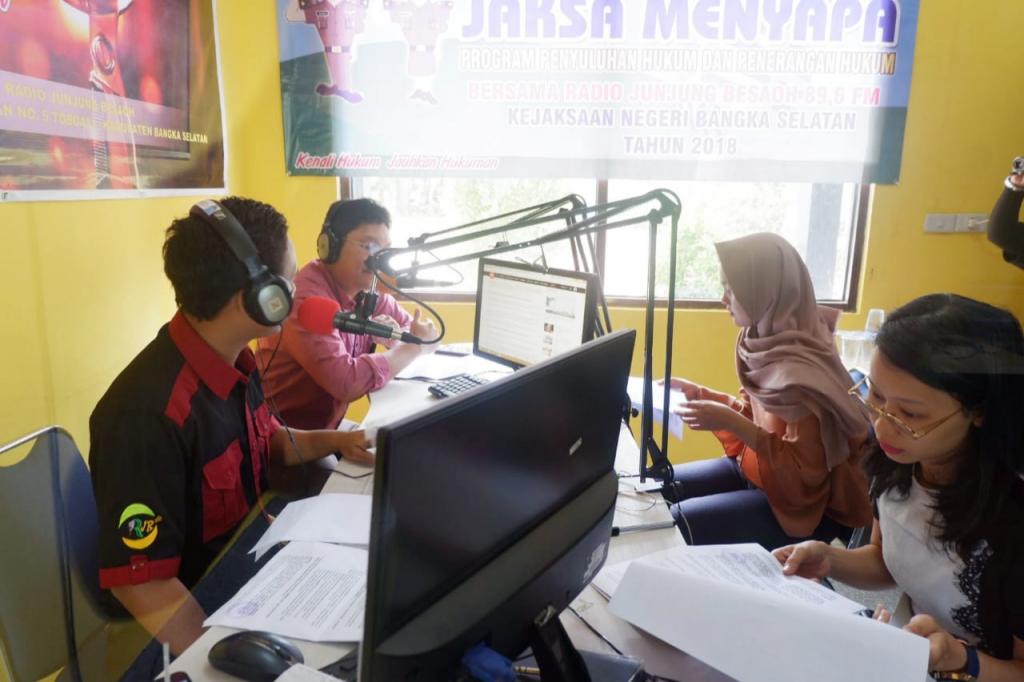 Suasana talkshow perpajakan di Radio Junjung Besaoh