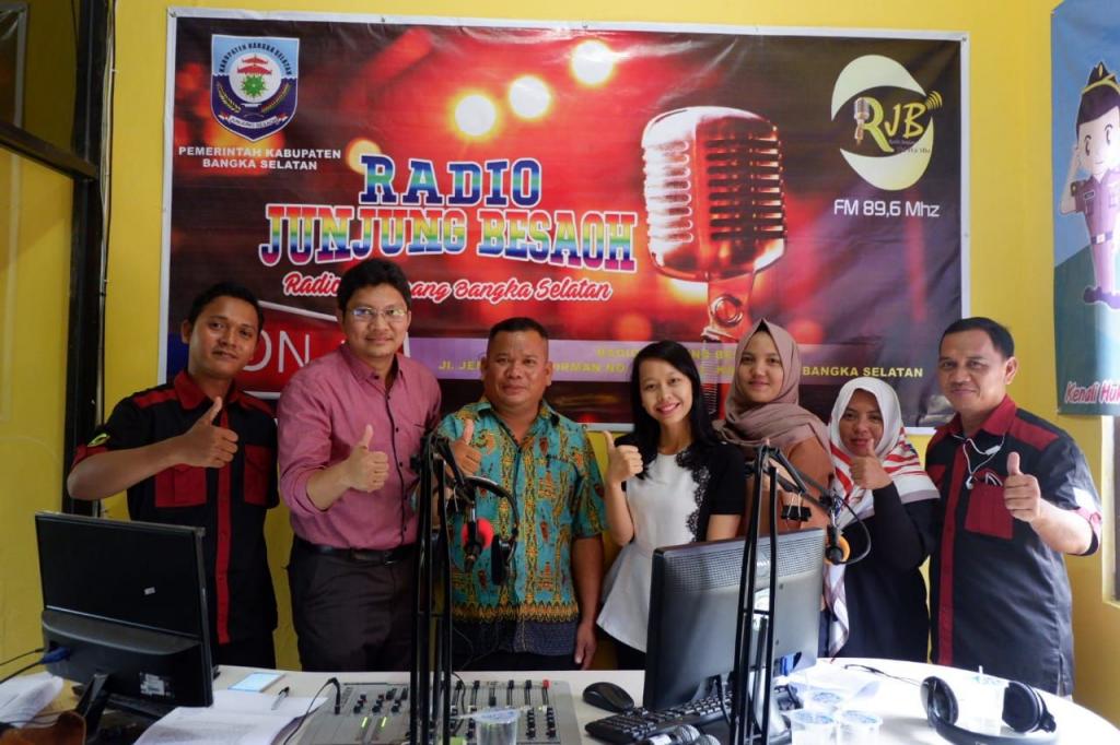 Foto bersama tim Radio Junjung Besaoh