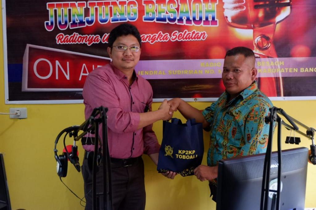 Penyerahan cinderamata kepada perwakilan dari Radio Junjung Besaoh