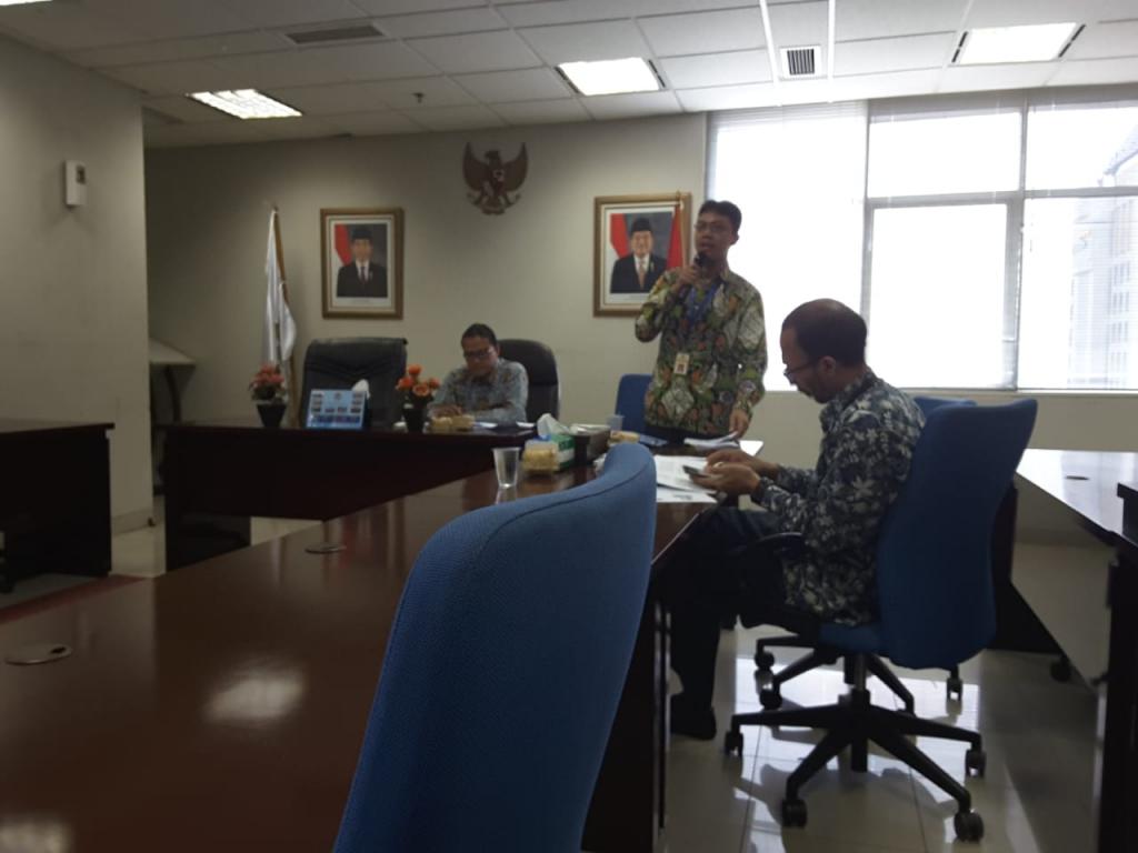 Narasumber memaparkan materi