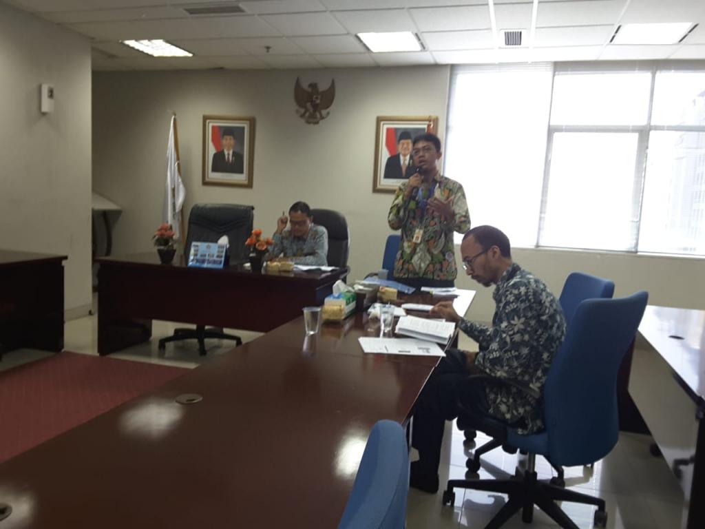 Narasumber memaparkan materi