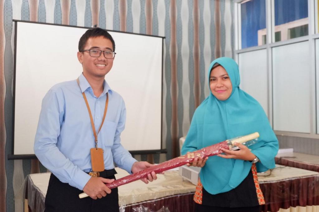 Pemberian Suvenir Kepada Peserta