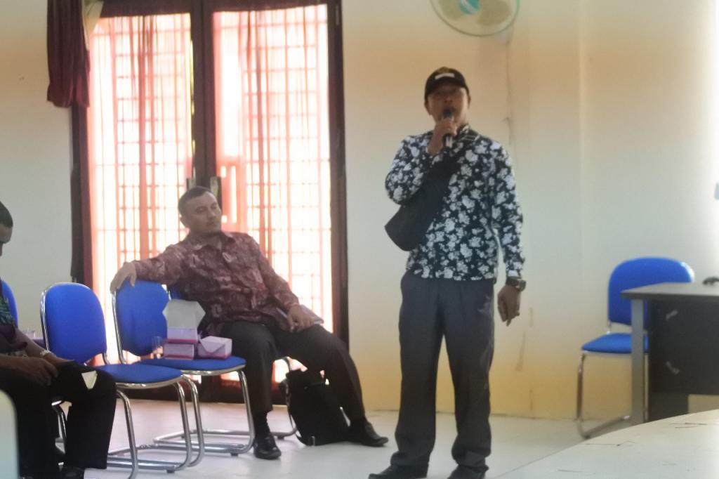 Kepala Desa Teluk Ambun memberikan sebuah pertanyaan kepada pemateri