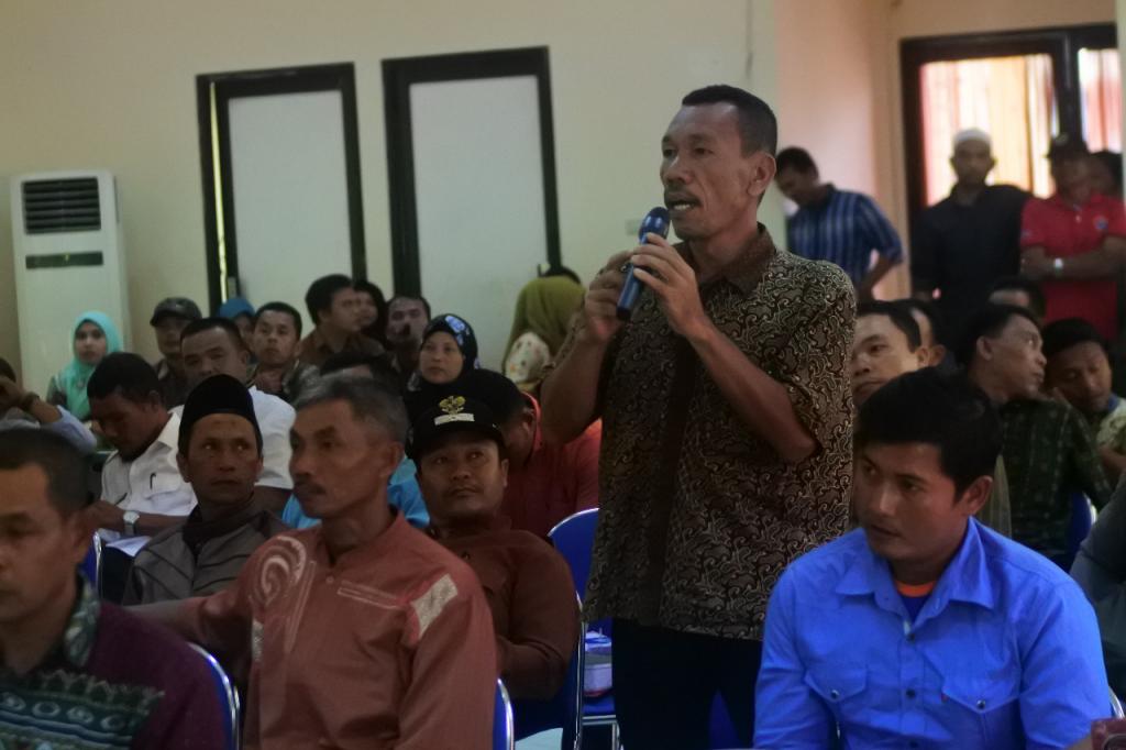 Kepala Desa Tugan memberikan sebuah pertanyaan kepada pemateri