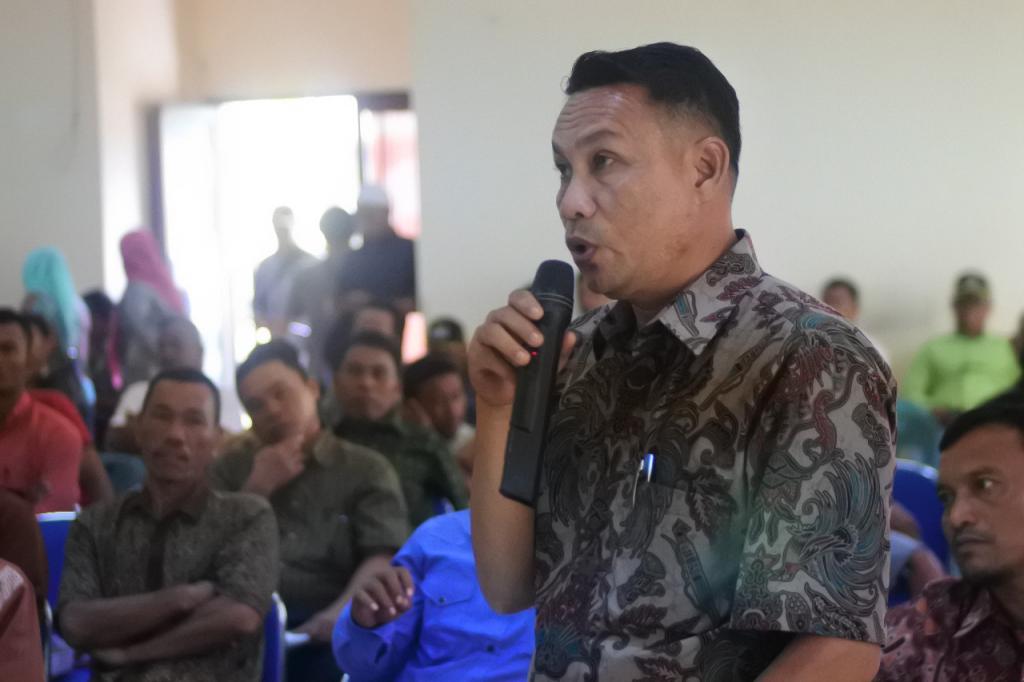 Kepala Desa Pulau Sarok memberikan sebuah pertanyaan kepada pemateri