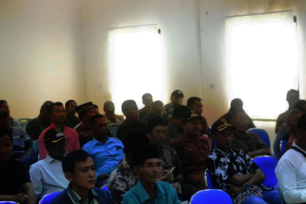 Para peserta menyimak dengan seksama materi yang diberikan oleh pemateri