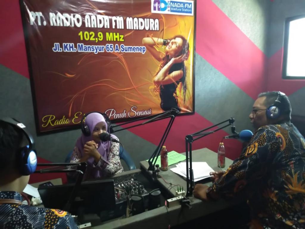 Acara talkhsow ini dipandu oleh Mbak Gita dari Nada FM Sumenep