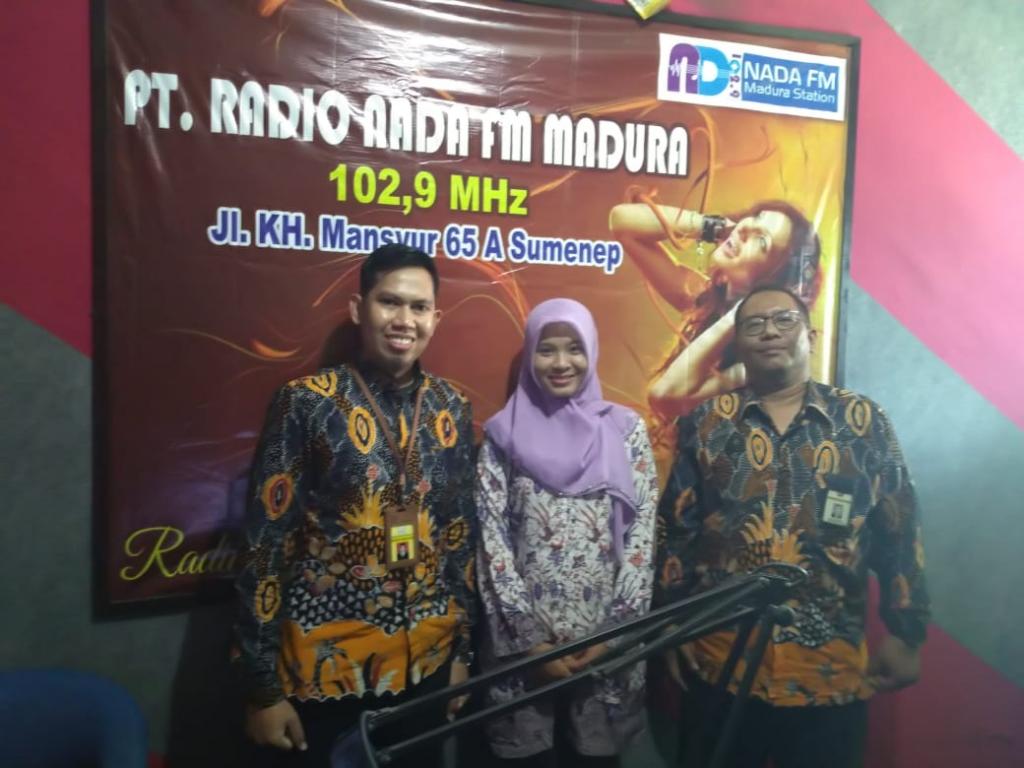 Foto bersama setelah siaran usai