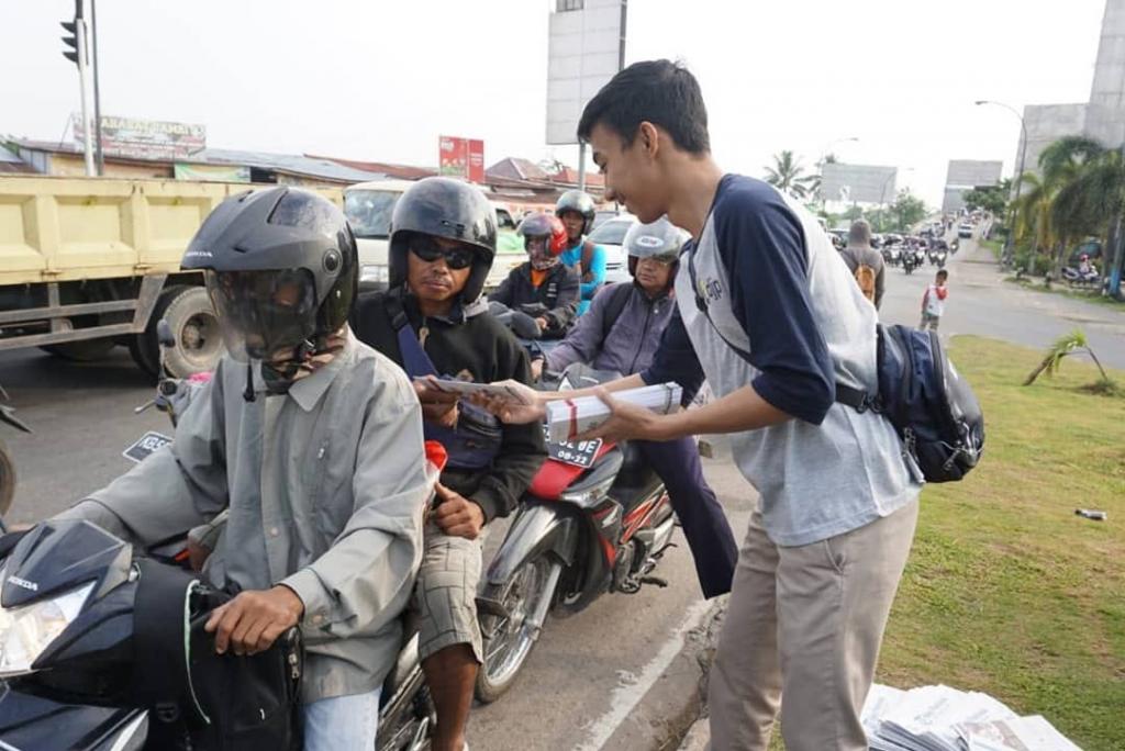 Tetap tersenyum walaupun terik matahari menyerang