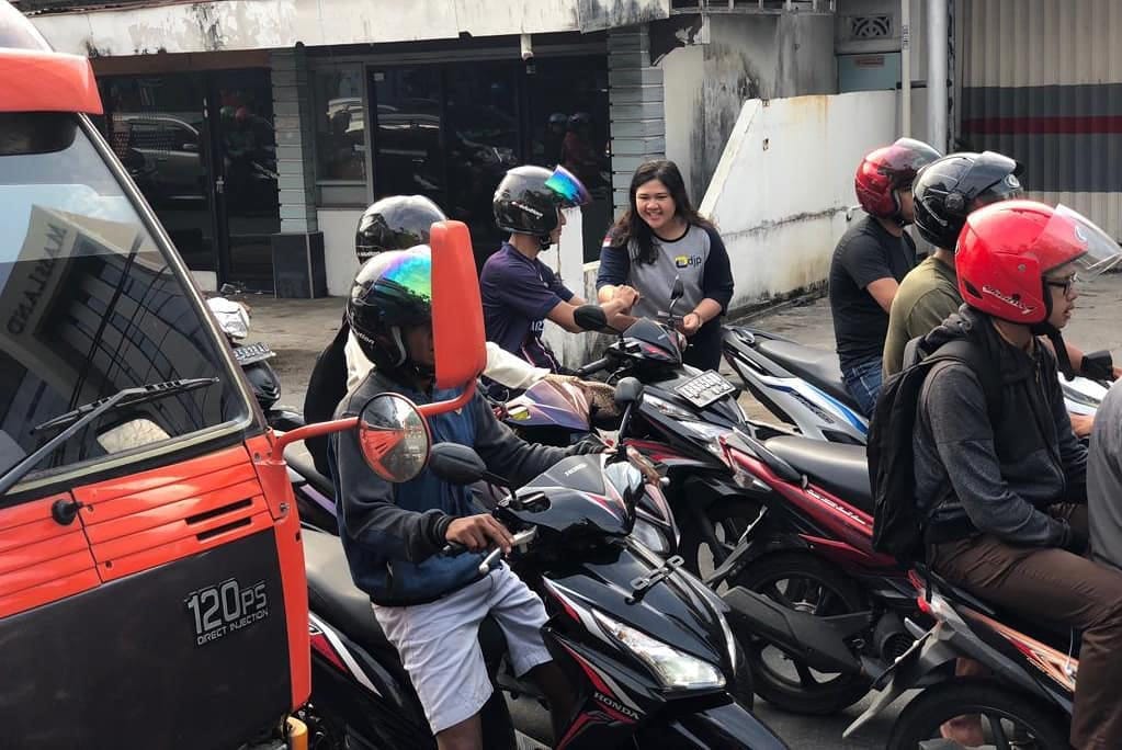 Keramahan selalu ditamakan saat pembagian leaflet