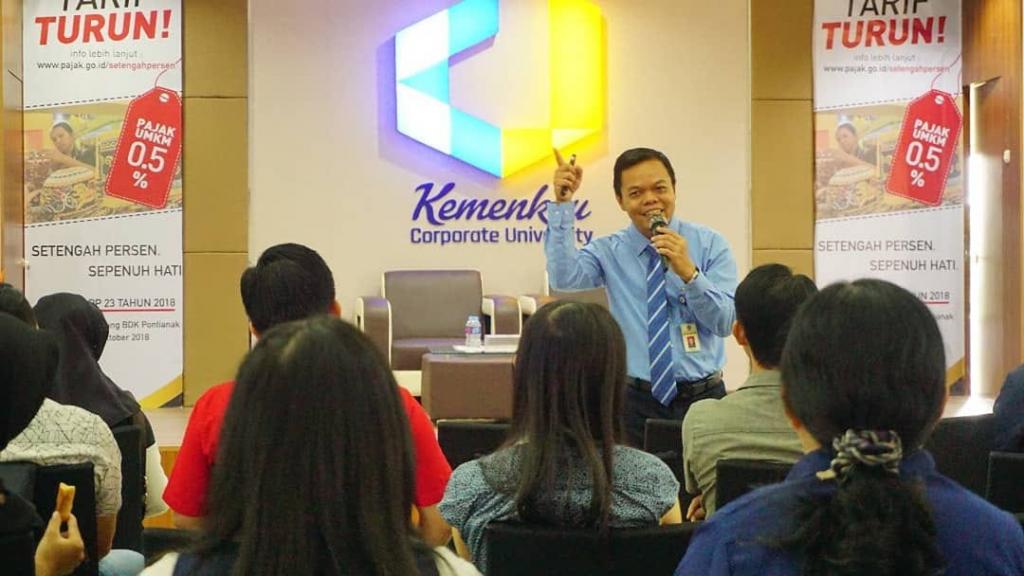 Pemaparan materi oleh Kepala Seksi Pengawsan dan Konsultasi II Uray Hidayat