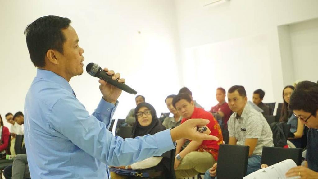 Pemateri membawakan acara dengan santai