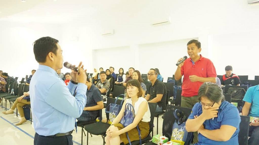 Interaksi antara pemateri dengan peserta kegiatan