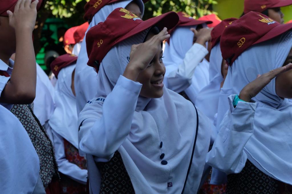 Pelaksanaan upacara bendera di lapangan sekolah