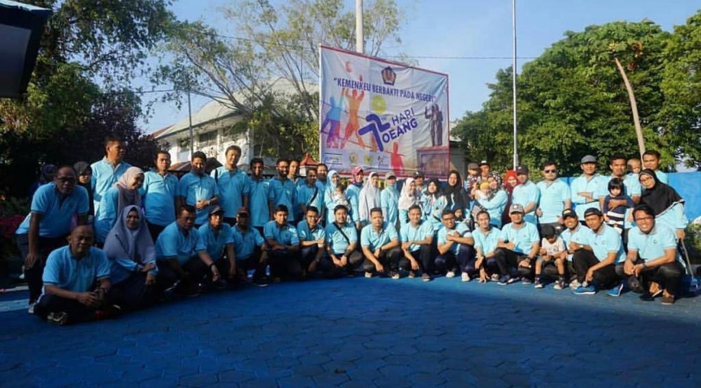 Foto bersama peserta gerak jalan santai