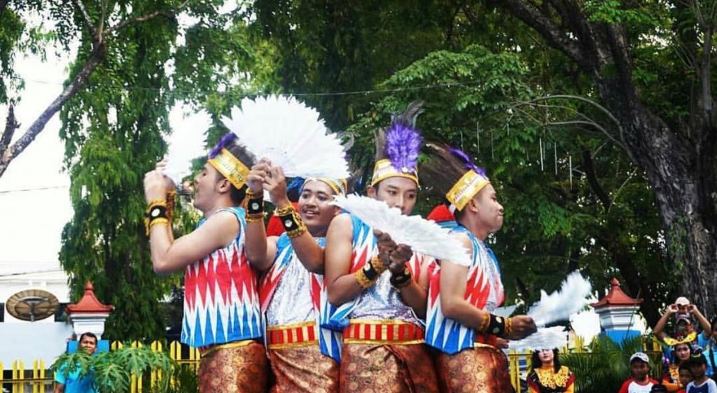 Peserta lomba goyang tobelo