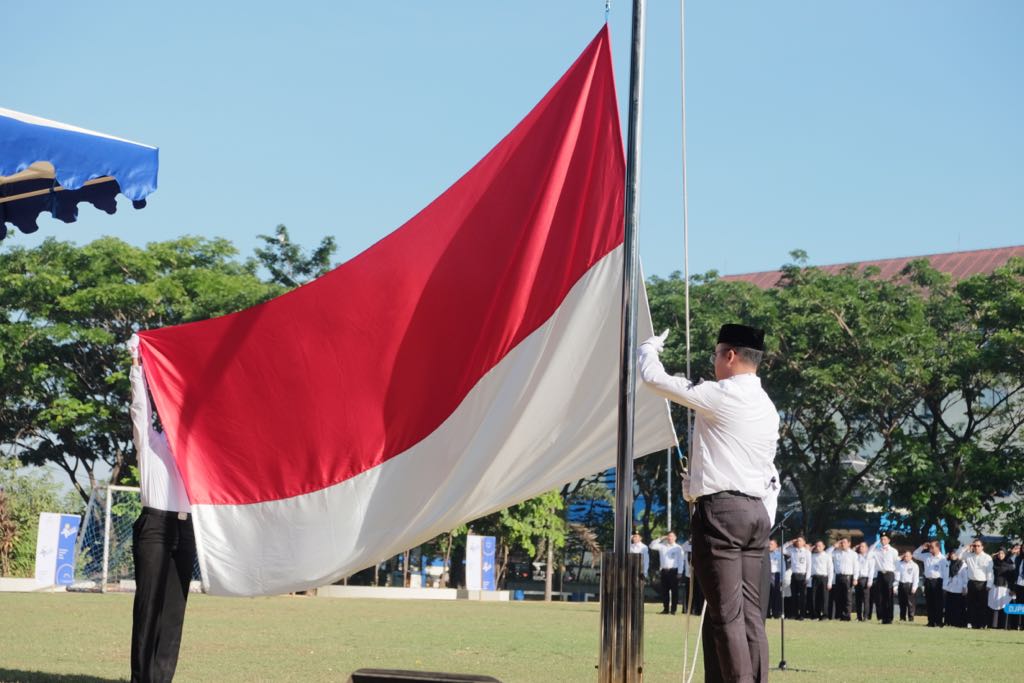 Pengibaran Sang Merah Putih Dalam Upacara Hari Oeang ke-72