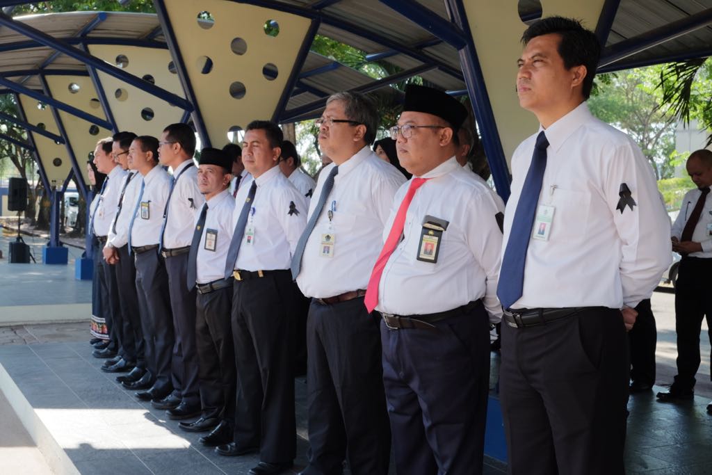 Pejabat Eselon II dan Eselon III mengikuti upacara dengan khidmat