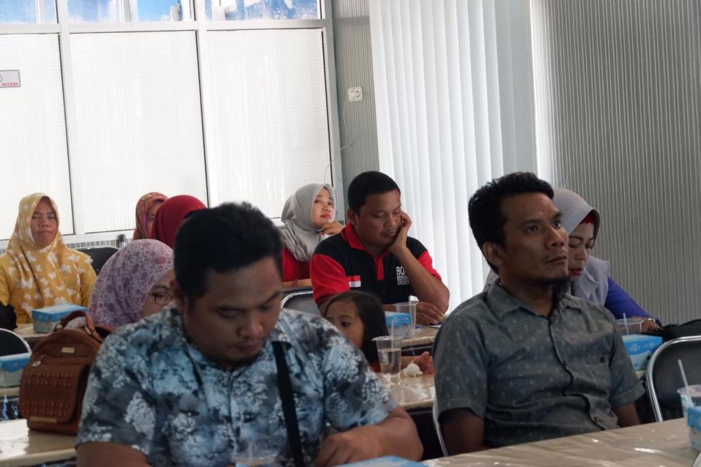 Peserta Mendengarkan Materi