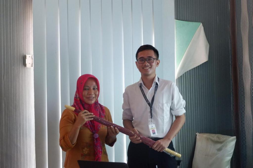 Pemberian Suvenir Kepada Peserta