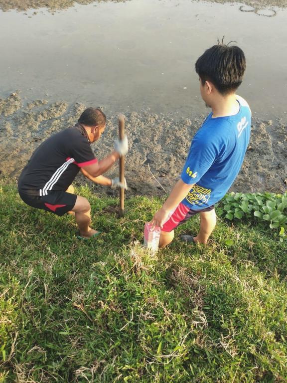 Tim KP2KP Pasangkayu memasang patok tanah untuk batas tanah