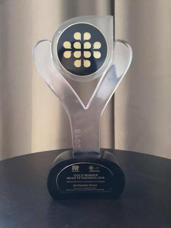 Piala Gold WInner Insan PR Indonesia