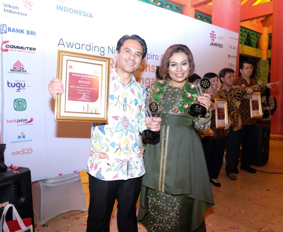 Selain Ani Natalia, Kepala Biro Komunikasi dan Layanan Informasi, Nufransa Wira Sakti, juga mendapatkan penghargaan Gold Winner sebagai Insan PR Indonesia kategori Kepala Biro Humas.