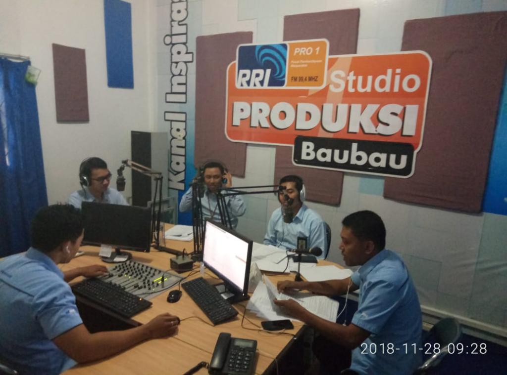 Suasana talkshow di RRI Baubau.