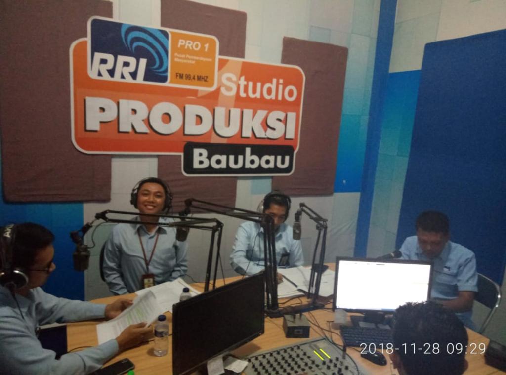 Suasana talkshow di RRI Baubau.