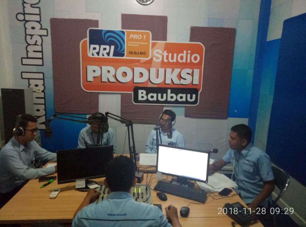 Suasana talkshow di RRI Baubau.