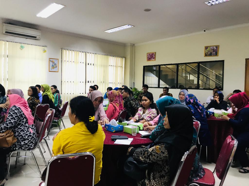 Peserta khusuk memperhatikan materi sosilisasi aturan turunan terbaru dari PP 23 Tahun 2016