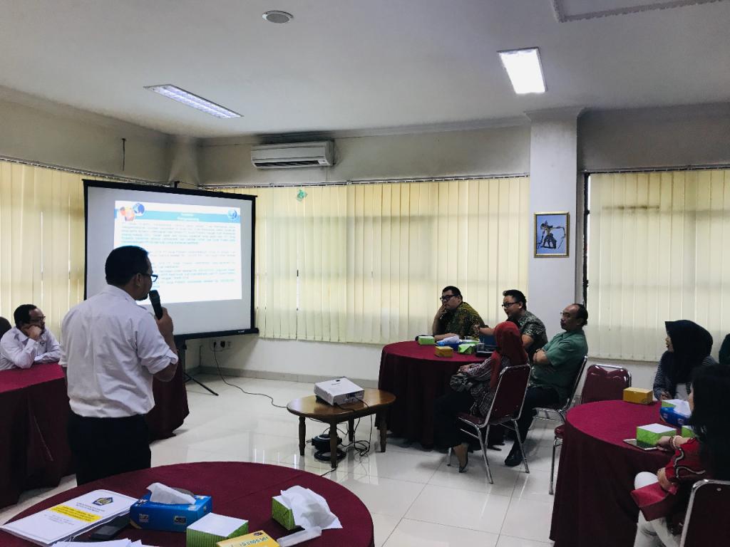 Pemateri Taripar Doly, SE MM Account Representative (AR) KPP Karawang Utara sedang memberikan paparan mengenai aturan terbaru turunan dari PP 23 Tahun 2016 yaitu PER 18 Tahun 2017, PER 26 Tahun 2018 dan PMK 261 Tahun 2018