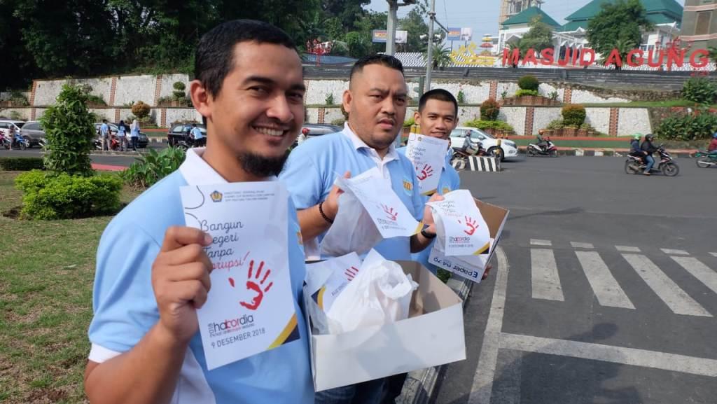 Pembagian leaflet Anti Korupsi oleh KPP Tanjung Karang
