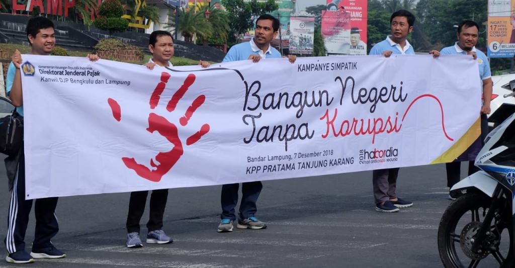 Kampanye Simpatik Anti Korupsi di ruas jalan oleh pegawai KPP Tanjung Karang