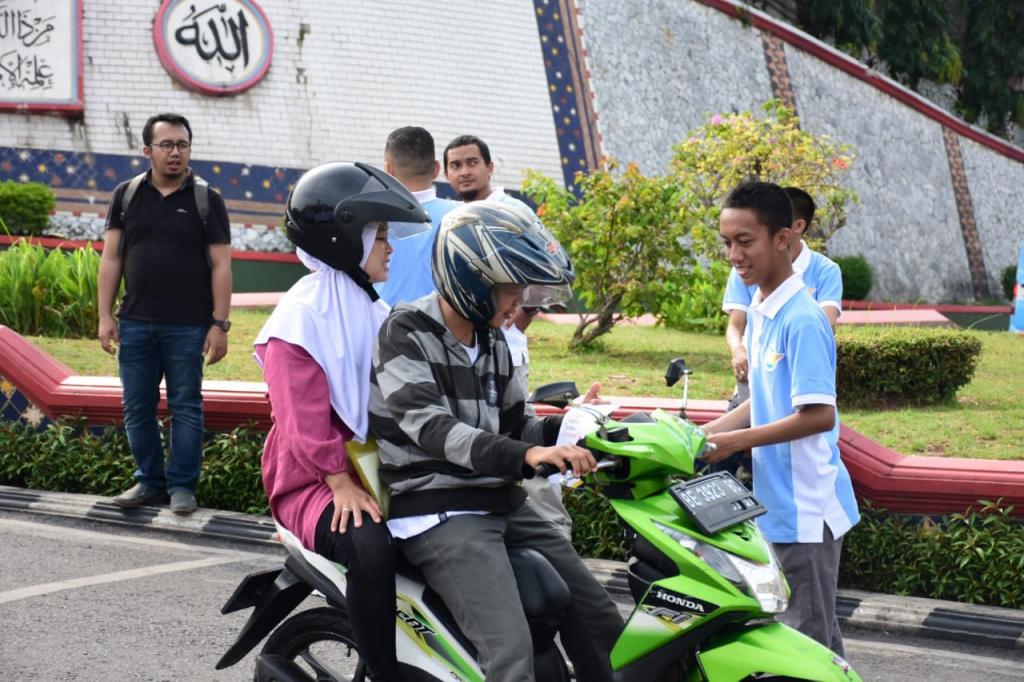 Pembagian makanan ringan kepada para pengendara saat acara Hakordia