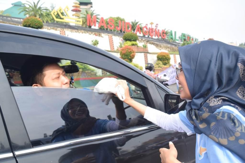 Pemberian makanan ringan saat Kampanye Simpatik Anti Korupsi