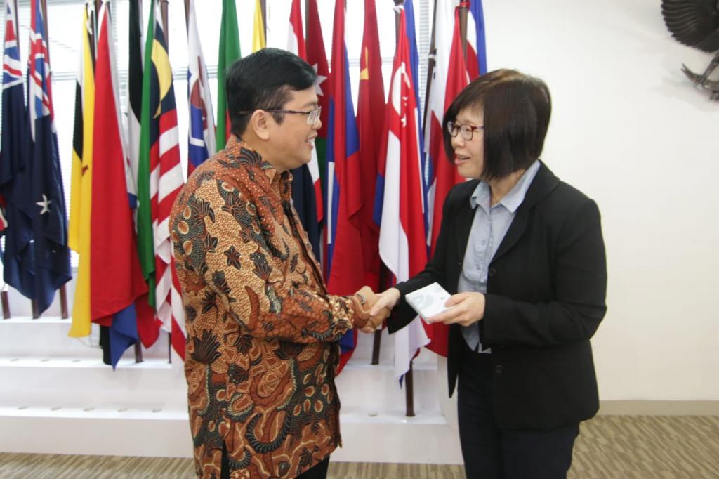 P.M John L. Hutagaol selaku Direktur Perpajakan Internasional bersama Chiam Yah Fang selaku Deputy Commissioner