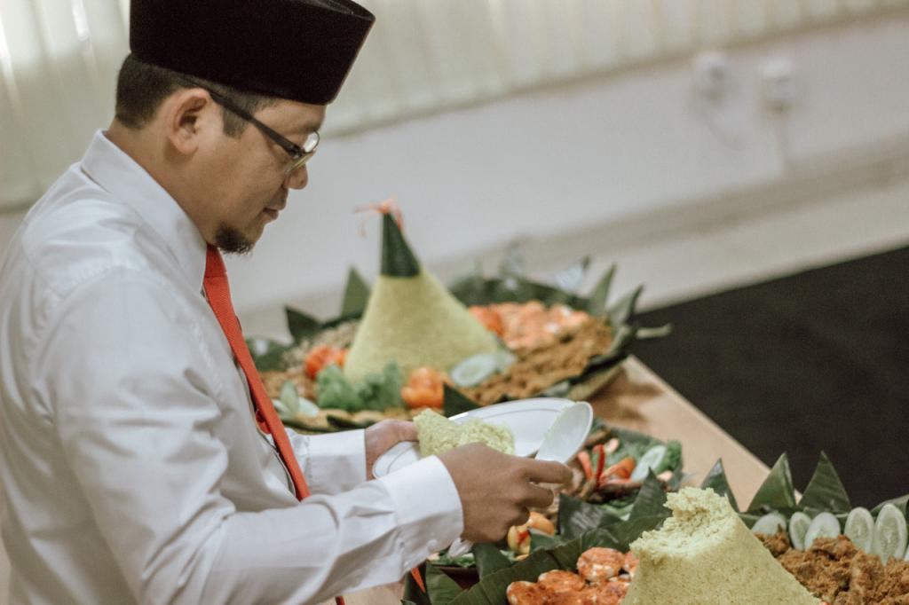 Potong Tumpeng sebagai wujud rasa sykur atas tercapainya target penerimaan 2018 oleh Tata Nugraha