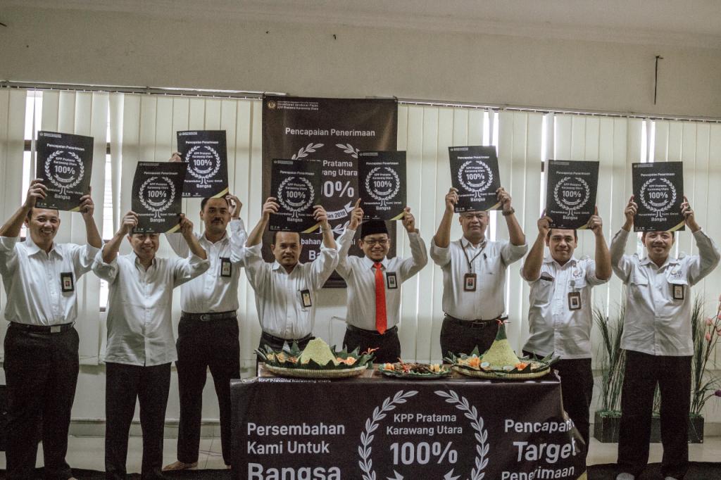 Foto bersama Kepala Kantor dan seluruh Kepala Seksi KPP Karawang Utara