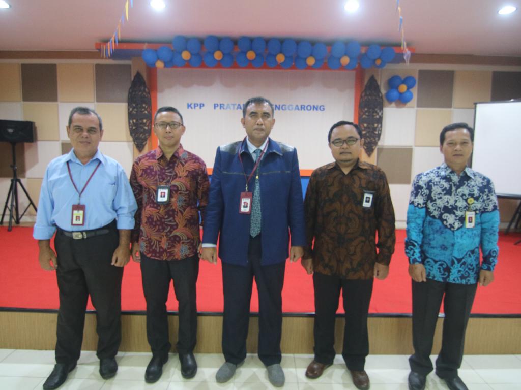 Kepala KPP Pratama Tenggarong Widodo foto bersama JSPN yang baru saja diambil sumpah