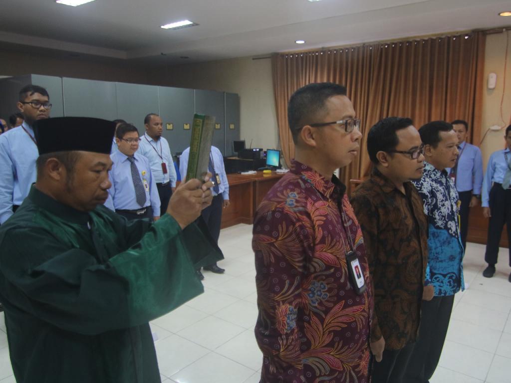 Salah satu JSPN sedang disumpah didampingi pemuka agama