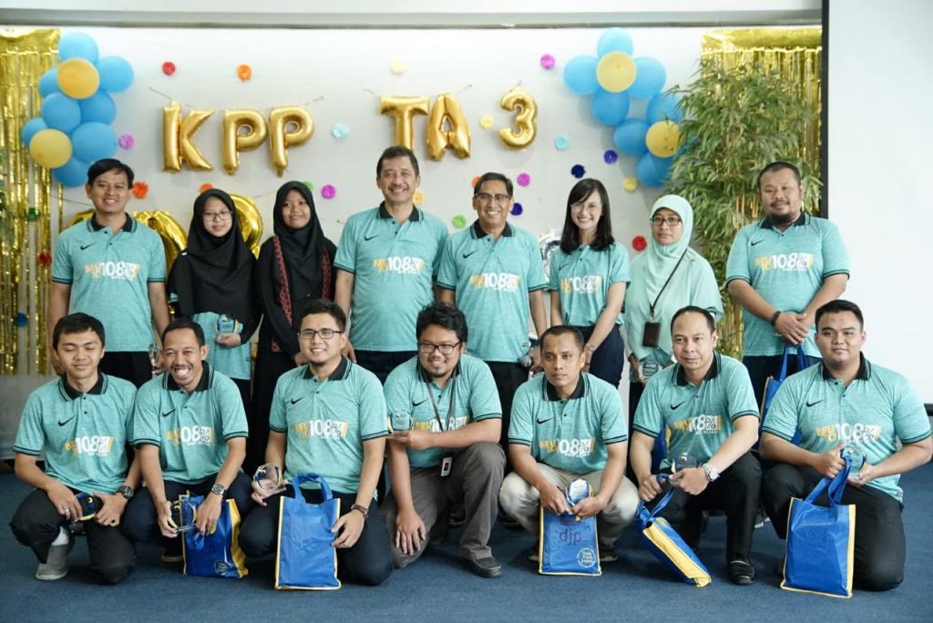 Plt. Kakanwil DJP Jakarta Pusat bersama para pegawai terbaik KPP Pratama Jakarta Tanah Abang Tiga