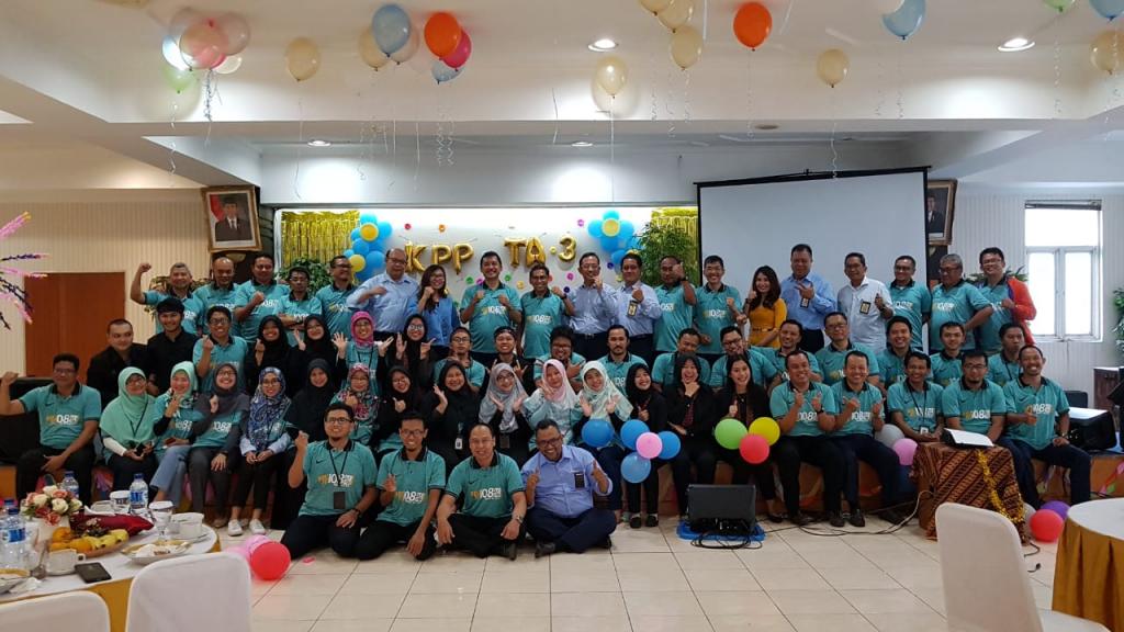 Foto bersama dengan seluruh pegawai KPP Pratama Jakarta Tanag Abang Tiga