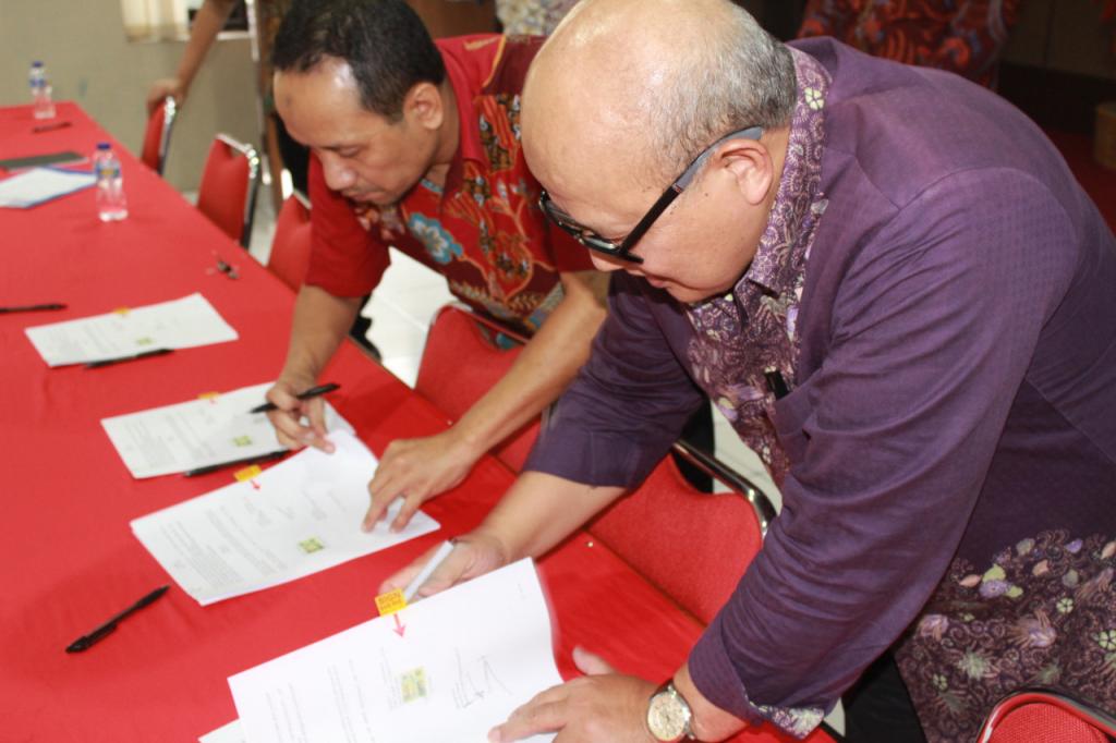 Kepala Kantor dan Pejabat PPK menandatangani kontrak kerja security dan pramubhakti KPP Pratama Tasikmalaya