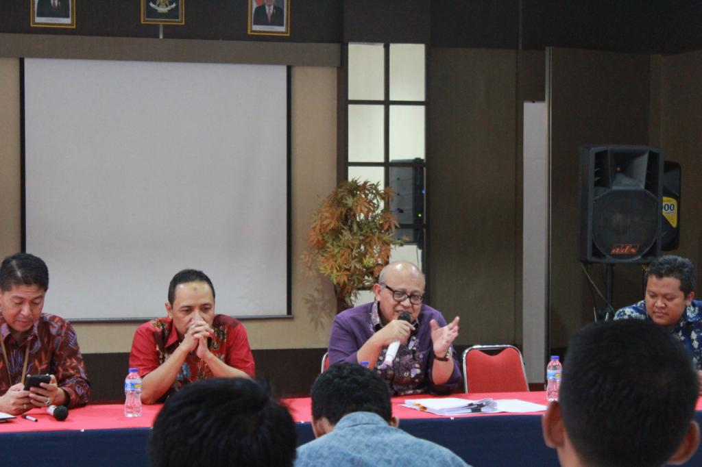 Kepala Kantor sedang memberikan arahan terkait evaluasi kinerja security dan pramubhakti