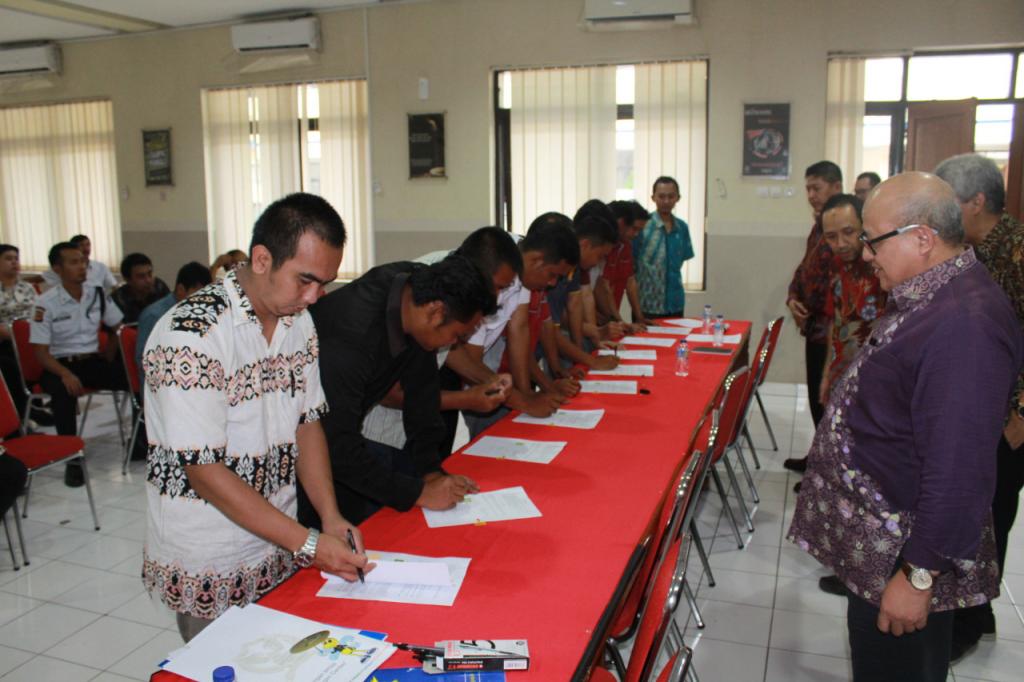 Tanda tangan kontrak kinerja pramubhakti dan security