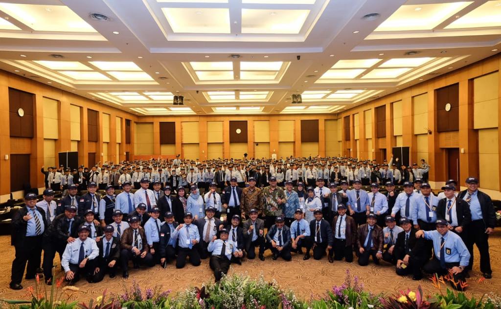 Direktur Jenderal Pajak Robert Pakpahan berfoto bersama dengan para peserta Rapimnas seusai peluncuran logo baru DJP.