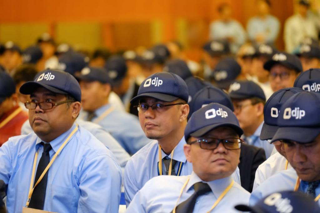 Peserta Rapimnas memakai topi dengan logo baru DJP.